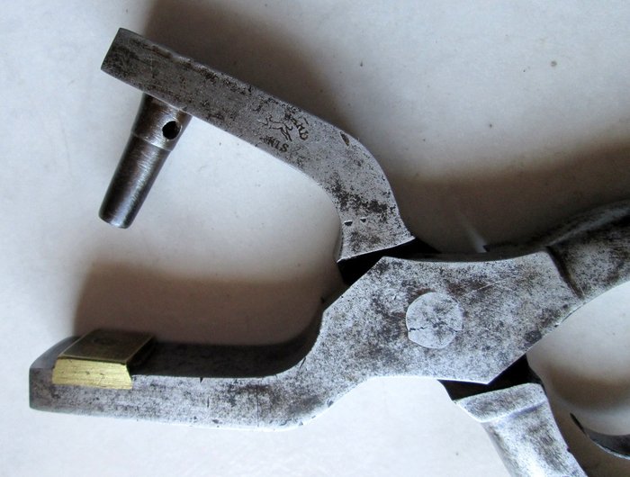 Blanchard ref 773 pince emporte-pièce avec bouts de rechange (2).jpg